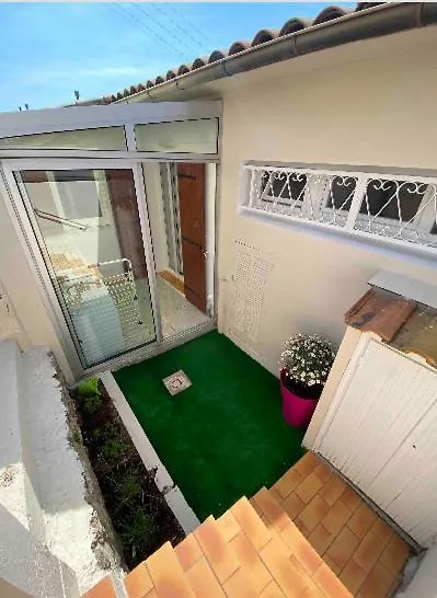 Gîte   la sakalava   vue panoramique faron Toulon 0*,  France
